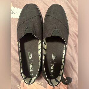 Men’s Tom’s, size 12